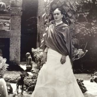 Frida Kahlo nel suo giardino